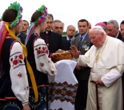 Папу Римського Івана Павла Другого зустрічають в аеропорту Львова, 25 червня 2001 року