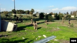 Борци на Исламската држава учествуваат на воена вежба во Мосул.