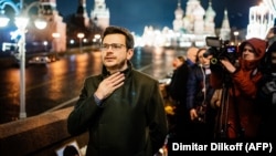 Политик Илья Яшин на месте убийства оппозиционера Бориса Немцова, фото из архива