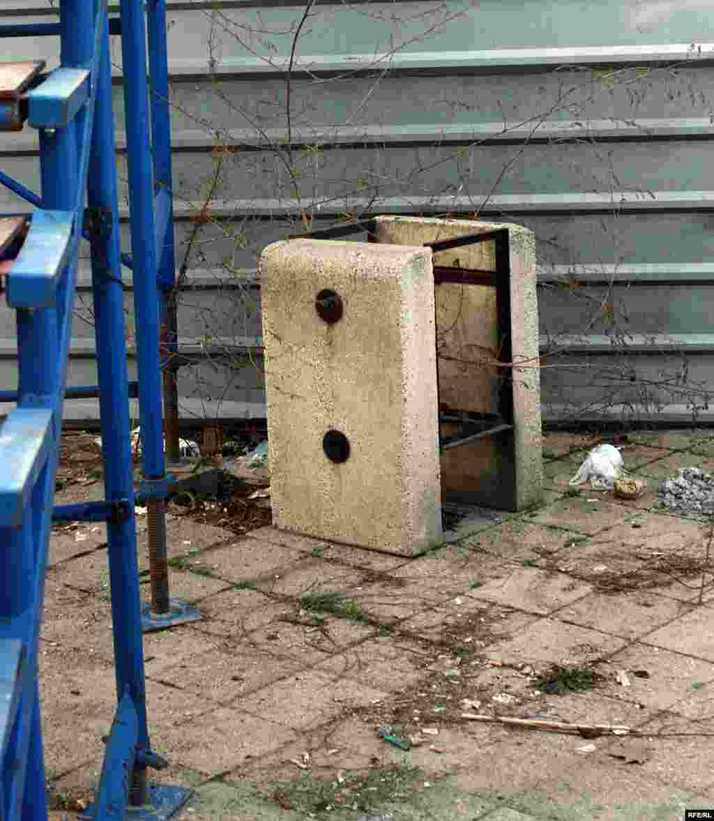 Строгиот закон за јавна чистота не ги предомисли несовесните граѓани - искршена канта за отпадоци во центарот на Скопје