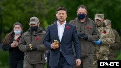 Președintele Ucrainei, Volodimir Zelenski (în centru), la Milove, 9 mai 2020