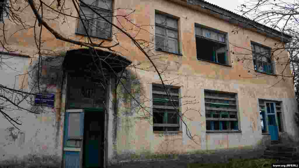 Двухэтажный детсад в Шевченково давно не функционирует. Теплится жизнь только в нескольких помещениях здания, где работают медики фельдшерско-акушерского пункта