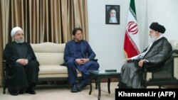 Eýranyň ýokary  ruhany lider Aýatollah Ali Khameneýi Pakistanyň premýer-ministri Imran Khan (ortada) we Eýranyň prezidenti Hassan Rohani bilen duşuşýar. 13-nji oktýabr, 2019 ý.
