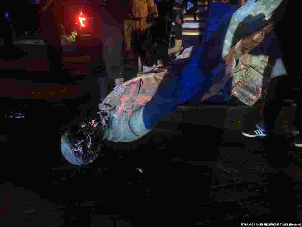Під час чергового протесту 10 червня 2020 року облитий фарбою пам&rsquo;ятник президентові &laquo;конфедератів&raquo; Джефферсонові Дейвісу в Ричмонді, штат Вірджинія, скинули демонстранти (фото з соцмереж).