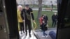 Оксана Василенко и Максим Босой поднимаются в эвакуационный автобус. Львов, 14 апреля 2026 года