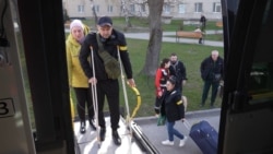 Оксана Василенко и Максим Босой поднимаются в эвакуационный автобус. Львов, 14 апреля 2026 года
