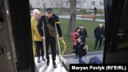 Оксана Василенко и Максим Босой поднимаются в эвакуационный автобус. Львов, 14 апреля 2026 года