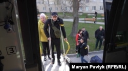 Оксана Василенко і Максим Босий підімаються в евакуаційни автобус, Львів, 14 квітня 2026 року