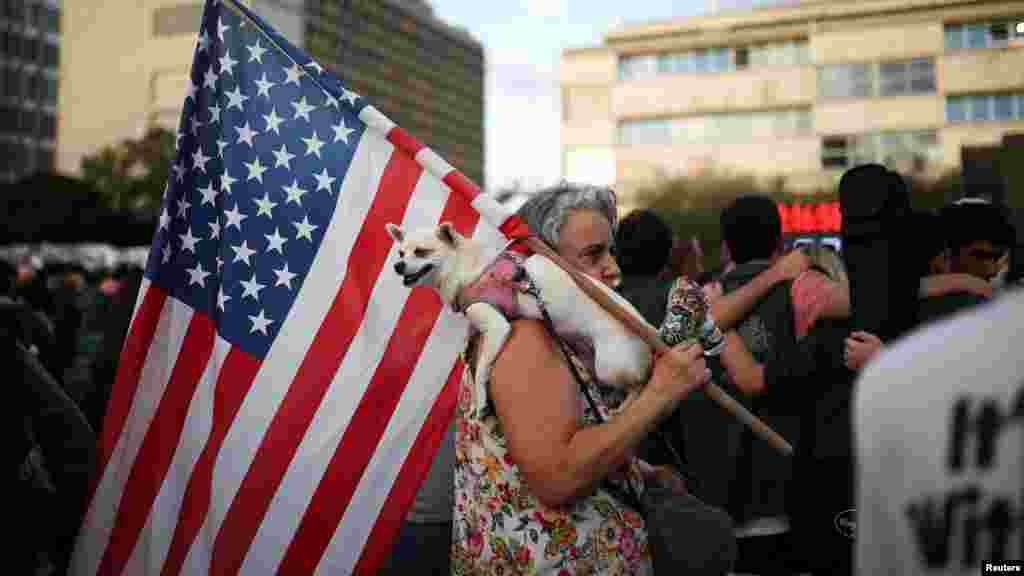 Sokan amerikai zászlókat lengettek az ünneplők közül
