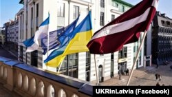 Флаг Украины на здании Рижской думы