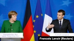 Ангела Меркель и Эммануэль Макрон на совместной конференции в Брюсселе.