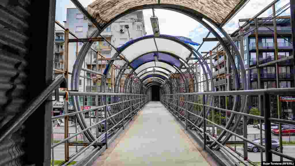 Kjo fotografi tregon sesi hekruat e mbikalimit janë zhveshur plotësisht nga mburoja e tij, duke e bërë atë të rrëzikshëm për qytetarët, edhe pse këmbësorët nuk duket se e përdorin atë fare.