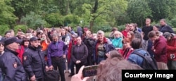 Парк Екатерингоф. Собрание инициативной группы по проведению референдума против строительства в Петербурге новых небоскребов