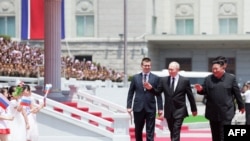Vladimir Putin a fost primit cu onoruri de Kim Jong Un, în Coreea de Nord.