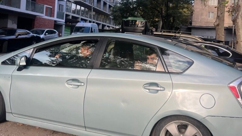 დააკავეს "პუბლიკის" ჟურნალისტი ბასტი მგალობლიშვილი, რომელიც რუსთაველის გამზირზე აქციას აშუქებდა