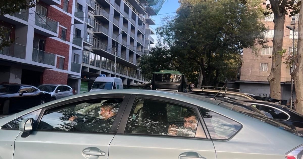 დააკავეს "პუბლიკის" ჟურნალისტი ბასტი მგალობლიშვილი, რომელიც რუსთაველის გამზირზე აქციას აშუქებდა