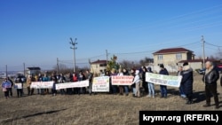 Жителі сімферопольської Кам'янки провели пікет проти планів російського міністерства ЖКГ Криму побудувати сміттєперевантажувальну станцію, 26 січня 2020 року