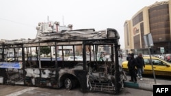 Тегеран көшесінде өртенген автобустың қаңқасы. Иран, 15 қаңт ар, 2026 жыл.