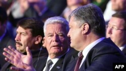 Президент України Петро Порошенко (праворуч) та президент Німеччини Йоахім Гаук під час вшанування пам'яті жертв Бабиного Яру. Київ, 29 вересня 2016 року