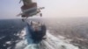 Военный вертолёт хуситов за несколько секунд до высадки пиратов на палубу грузового судна Galaxy Leader в Красном море. Стоп-кадр из пропагандистского видео, снятого самими пиратами во время захвата судна 19 ноября 2023) 