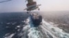 Воен хеликоптер на Хутите над товарен брод во Црвеното море 