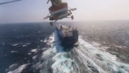 هلیکوپتر حوثی‌ها بر فراز کشتی باربری گالاکسی لیدر در دریای سرخ