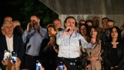 Kryetari i Lëvizjes Vetëvendosje, Albin Kurti, njëherësh kryeministër në detyrë, duke iu drejtuar mbështetësve në Prishtinë, pasi shpalli fitoren në zgjedhjet e 7 qershorit.