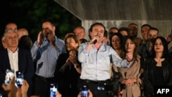 Kryetari i Lëvizjes Vetëvendosje, Albin Kurti, njëherësh kryeministër në detyrë, duke iu drejtuar mbështetësve në Prishtinë, pasi shpalli fitoren në zgjedhjet e 7 qershorit.