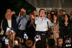 Lider Pokreta Samoopredeljenje Aljbin Kurti, takođe premijer u tehničkom mandatu, obraća se pristalicama u Prištini pošto je proglasio pobedu na izborima 7. juna 2026.