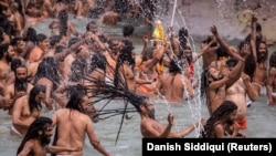 Naga Szaduk, azaz hindu szent emberek megmártóznak a Gangesz folyóban, 2021. április 12-én