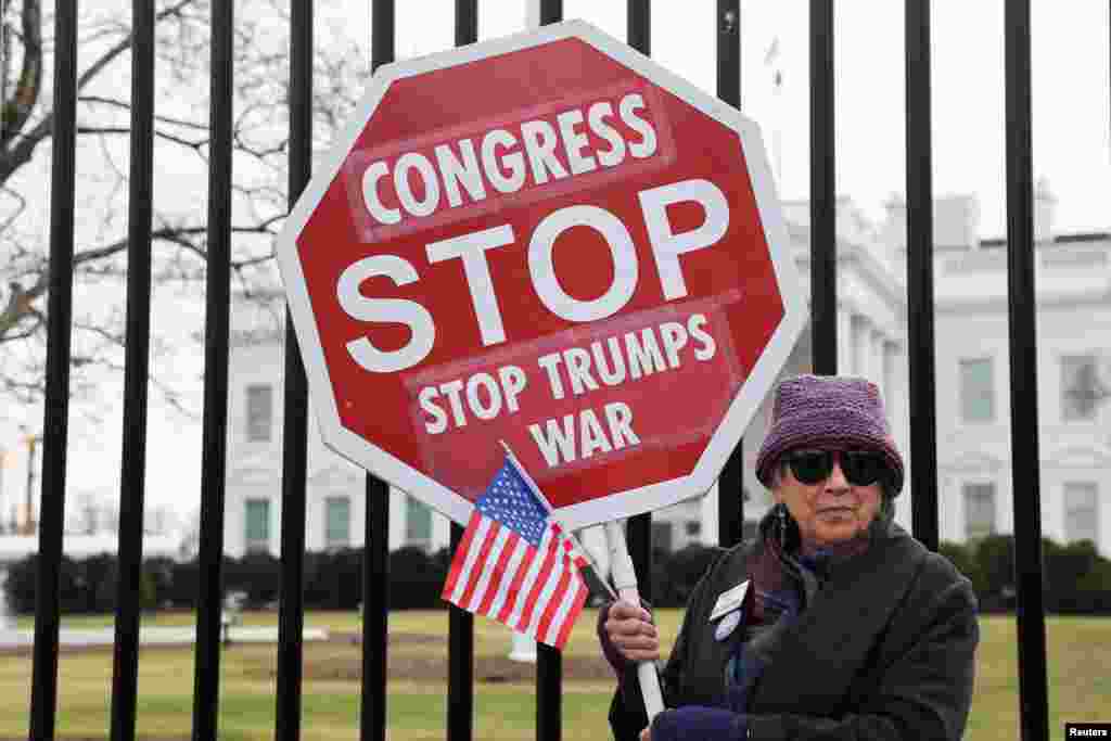 Демонстрант держит плакат против военных действий США в Венесуэле на площади Лафайет перед Белым домом, Вашингтон, округ Колумбия, США, 3 января 2026 года. REUTERS/Tyrone Siu