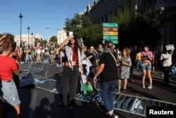 Protestues propalestinezë pushtojnë itinerarin e garës Vuelta, pasi përmbysën barrierat metalike, duke ndërprerë etapën finale, e cila u anulua nga organizatorët, në Madrid, Spanjë, më 14 shtator 2025.
