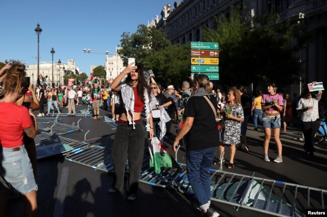Protestues propalestinezë pushtojnë itinerarin e garës Vuelta, pasi përmbysën barrierat metalike, duke ndërprerë etapën finale, e cila u anulua nga organizatorët, në Madrid, Spanjë, më 14 shtator 2025.