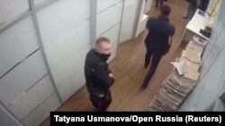 Rossiya Tergov qo‘mitasi xodimlari "Ochiq media" muxolifat guruhi ofisida - Moskva, 9 - sentabr, 2020