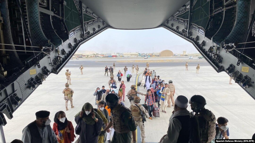 AFGHANISTAN -Îmbarcarea unor persoane care au cerut evacuarea într-un avion spaniol, 18 august 2021