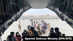 AFGHANISTAN -Îmbarcarea unor persoane care au cerut evacuarea într-un avion spaniol, 18 august 2021