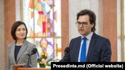 Nicu Popescu, noul ministru de externe, alături de premierul Maia Sandu