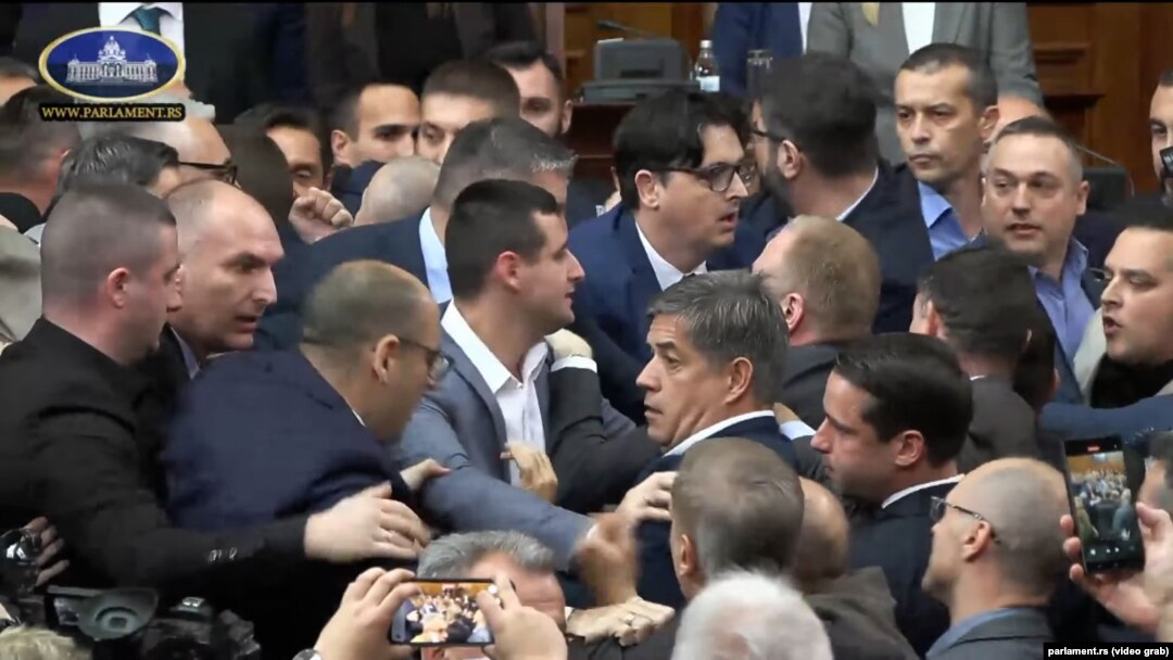 Претставници на власта и опозицијата ги разделува собраниското обезбедување, 25 ноември 2024 година