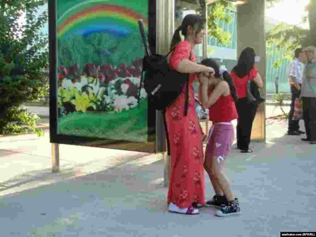 Bir ýetginjek gyz jigisine temmi berýär