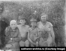 Poză de familie, realizată între anii 1932-33. Saharov (al doilea din stânga); fratele său Gheorghi; mama, Ekaterina (dreapta); bunica, Maria Petrovna, căreia Saharov i-a adus un omagiu aparte în discurs său ținut cu ocazia decernării Premiului Nobel, în 1975. Saharov a spus că îi este „deosebit de recunoscător”, amintindu-și cum bunica îi citea opere din literatura clasică, inclusiv cărți ale unor scriitori în limba engleză precum Charles Dickens și Harriet Beecher Stowe.