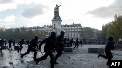 Polițiști francezi în Piața Republicii (Place de la République) în timpul protestului față de „costul ridicat al vieții”, la Paris, pe 17 octombrie 2026