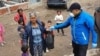 Мъж раздава на най-нуждаещите се от кв. "Луковица" храна и продукти от първа необходимост. Средствата са от дарения от чужбина и страната.