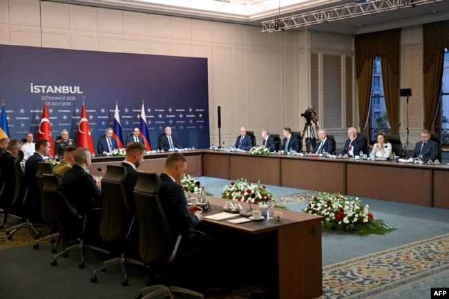 Делегації України (ліворуч), Росії (праворуч) та Туреччини (в центрі) беруть участь у третьому раунді переговорів між Росією та Україною в Стамбулі 23 липня 2025 року