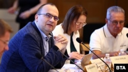  Мартин Димитров от ПП-ДБ и Йордан Цонев от ДПС-Пеевски по време на съвещанието във вторник 