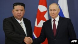 Vladimir Putin și Kim Jong Un s-au întâlnit miercuri în Rusia și au discutat despre întărirea legăturilor în special militare.