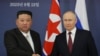 ჩრდილოეთ კორეის ლიდერი კიმ ჩენ ინი (მარცხნივ) და რუსეთის პრეზიდენტი ვლადიმირ პუტინი კოსმოდრომ "ვოსტოჩნის" კომპლექსში. 13 სექტემბერი, 2023.