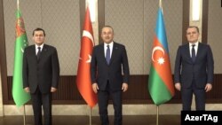 (çepden saga) Türkmenistanyň, Türkiýäniň we Azerbaýjanyň daşary işler ministrleri. 2021 ý.