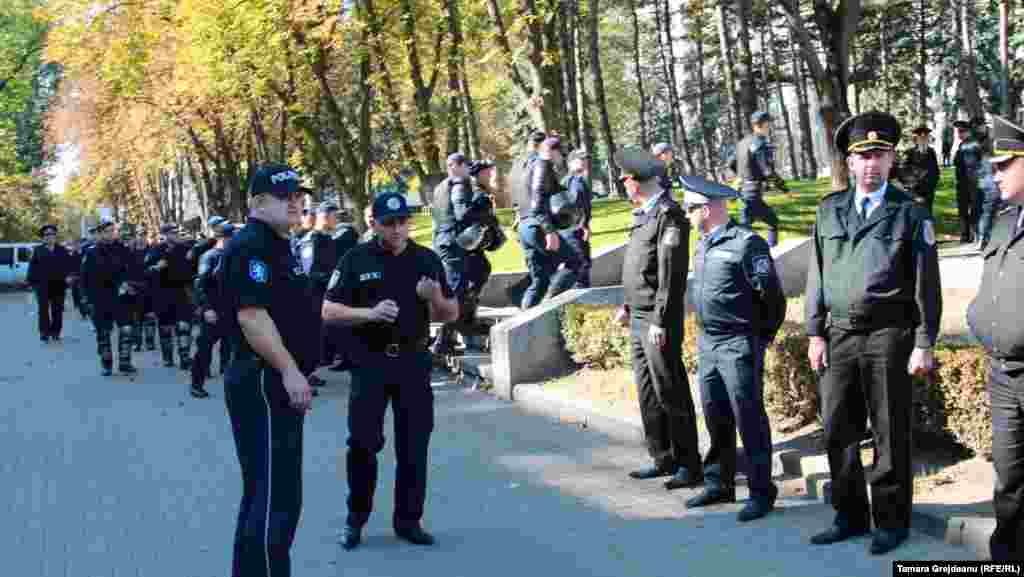 Moldova, Zona centrală a capitalei, unde se desfășoară mitingul, este supravegheată de zeci de polițiști.