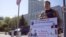 Мимо пикета "Синих ведерок" постоянно проезжали еще не сокращенные "мигалочники"