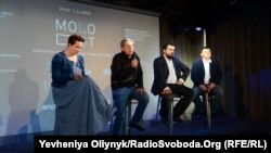 Директор кінофестивалю «Молодість» Андрій Халпахчі (у центрі), Київ, 10 вересня 2015 року